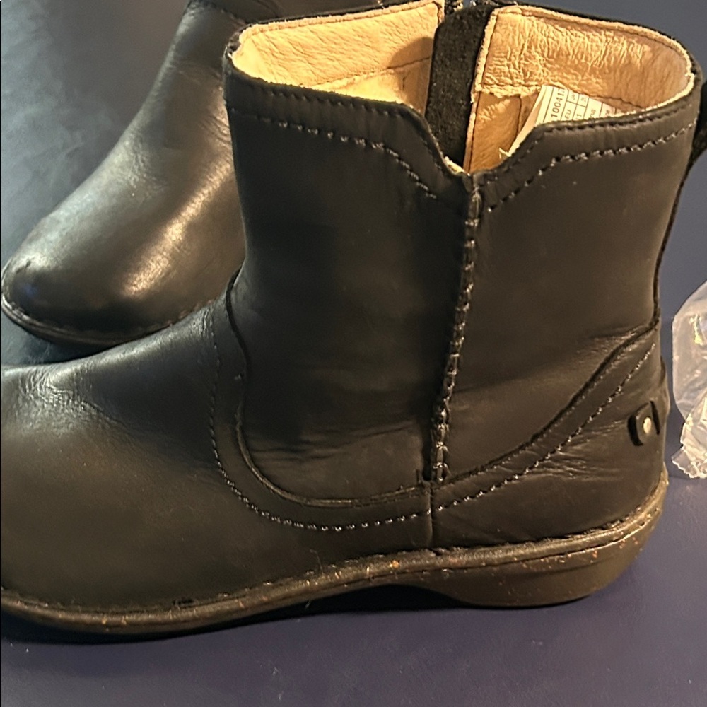 Women’s  new UGG Black Leather ANKLE Boots. SIZE 10 - Picture 7 of 8